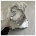 Detalle del bolso plateado metalizado con diseño de pliegues y correa con nudo moderno - Plateado
