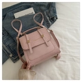 Rosafarbener Damen-Umhängerucksack mit Webstruktur, verstellbarem Gurt und Goldlogo - Rosa