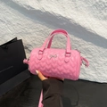 Rosa gesteppte Mini-Boston-Handtasche mit silberner Schleife und Schultergurt - Rosa