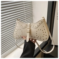 Nahaufnahme der cremeweißen Krokodil-Leder-Handtasche mit Goldnieten und Metallschnalle - Weiß