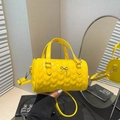 Gelbe Zylindertasche mit Herzsteppung und einer silbernen Metalleidenschleife - Gelb