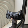 Elegante bolso de media luna negro con bolsillos dobles y cadena dorada al hombro - Negro