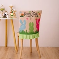 Funda de lino para silla de Pascua con siluetas de conejos y ribete de lunares verdes - Estilo Silueta de Conejo Tricolor