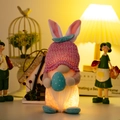 Gnomo de Pascua de peluche con orejas de conejo rosa, huevo azul y luz LED cálida - Rosa