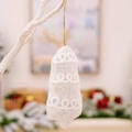 Addobbo natalizio a campana in feltro di lana bianca con trama intrecciata e corda - Stile Bianco con Trama ad Anello (Modello B)