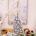 Decorazione natalizia in feltro grigio chiaro con motivo a V bianco e corda per appendere - Stile Grigio con Trama a V (Modello C)