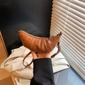 Minimalist brown croissant crossbody bag with pleated faux leather and shoulder strap - Brown