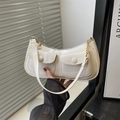 Bolso medialuna blanco crema con bolsillos dobles y detalles de cadena dorada - Blanco