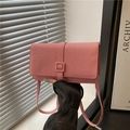 Sac à bandoulière rose texturé avec rabat, bandoulière assortie et boucle carrée - Rose