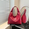 Bolso hobo rojo grande con diseño trenzado Intrecciato y asa de cuero integrada - Rojo