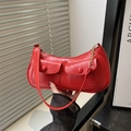 Bolso de hombro en cuero sintético rojo con cadena dorada y bolsillos con hebilla - Rojo
