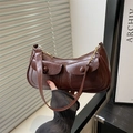Bolso de hombro media luna marrón oscuro con bolsillos y cadena dorada - Marrón