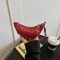 Mini borsa a tracolla a croissant rossa in pelle con design a pieghe e cinturino - Rosso