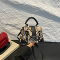 Mini-Vierecktasche mit Schlangenmuster, goldenen Nieten und schwarzem Lederbesatz - Khaki