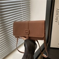 Sac bandoulière tissé marron pour femme avec boucle carrée au design vintage - Marron