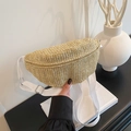 Handgewebte Stroh-Gürteltasche in Beige mit weißem Gurt und Reißverschluss - Weiß