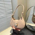Schicke beige Halbmond-Hobo-Tasche mit goldener D-Ring-Schnalle und modischem Knotengurt - Khaki