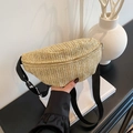 Gewebte Stroh-Gürteltasche in Naturbeige mit schwarzem Gurt und silbernem Reißverschluss - Schwarz
