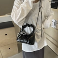 Bolso bandolera de cuero negro brillante con asa de nube y colgante de perlas - Negro
