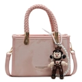 Bolso rosa efecto mármol con asa tejida, cadena de perlas y colgante de dibujos - Rosa (con colgante)