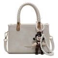 Bolso de mano cuadrado en cuero crema con asas trenzadas y colgante de perlas - Beige (Con Colgante)