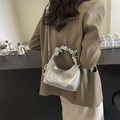Bolso bandolera plateado brillante con asa fruncida y lazo de perlas, estilo elegante - Plateado