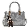 Bolso bandolera plateado con cadena de perlas y colgante de muñeca en acabado metálico - Plateado (Con Colgante)