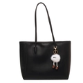Borsa tote nera in ecopelle con manici lunghi e un grazioso ciondolo in peluche bianco - Con Ciondolo Elfo dalle Gambe Lunghe / Nero
