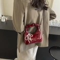 Bolso bandolera de charol rojo oscuro con colgante de lazo de perlas y asa fruncida - Burdeos