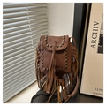 Detailansicht der braunen Tasche aus genarbtem Leder mit silbernen Nieten und langen Fransen - Braun