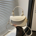 Borsa a mano bianca minimalista con manico annodato e dettagli in metallo dorato - Bianco