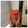 Detail der leuchtend orangen Umhängetasche mit Boho-Fransen und Metallnietenbesatz - Orange