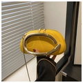 Détail du sac en cuir verni jaune brillant avec poignée métallique demi-cercle dorée - Jaune