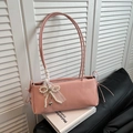 Rosafarbene Schultertasche aus mattem Leder mit Spitzenschleife und Perlenanhänger - Rosa