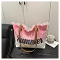 Borsa tote in tela sfumata rosa con bordi a frange e stampa Summer su piano di legno - Rosa