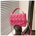 Detalle del bolso bandolera rosa brillante con acolchado de rombos y asa de cadena gruesa - Rosa