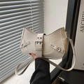 Chique beige schoudertas met krokodillenpatroon en metalen gesp en riemdetail - Wit