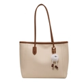 Borsa tote in pelle PU beige e marrone con ciondolo a forma di bambola di peluche bianca - Con Ciondolo Elfo dalle Gambe Lunghe / Bianco Sporco
