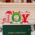 Decorazione natalizia JOY in legno con cappello di Babbo Natale e base verde - Stile Ghirlanda JOY