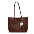 Borsa tote in pelle PU opaca marrone scuro con ciondolo a forma di mostro bianco - Con Ciondolo Elfo dalle Gambe Lunghe / Marrone