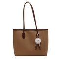 Grande borsa tote in PU marrone terra con manici scuri e ciondolo a mostro in peluche - Con Ciondolo Elfo dalle Gambe Lunghe / Cachi