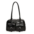 Nahaufnahme der schwarzen Lackledertasche mit silbernen Schnallen und glänzendem Finish - Schwarz