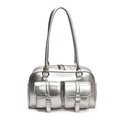 Detail der silbernen Metallic-Schultertasche mit zwei Fronttaschen mit Schnallen - Silber