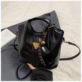 Bolso cubo vintage en cuero brillante negro con logotipo de metal y colgante de campana - Con Colgante / Negro