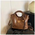 Bolso cubo marrón oscuro de cuero sintético pulido con detalle de logotipo metálico - Con Colgante / Marrón