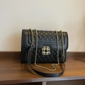 Klassieke zwarte gewatteerde crossbodytas met gouden kettingriem en vintage gesp - Zwart