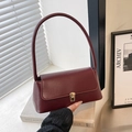 Borsa sottobraccio rettangolare rosso intenso minimalista con chiusura a scatto in metallo - Borgogna
