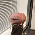 Sac bandoulière rose en forme de rugby avec chaîne dorée et texture cuir grainé - Rose