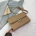 Klassische gesteppte Umhängetasche in Khaki mit goldener Metallkette und Juwelenschnalle - Khaki