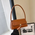 Borsa baguette retrò in pelle marrone lucida con tracolla sottile e fibbia dorata - Marrone